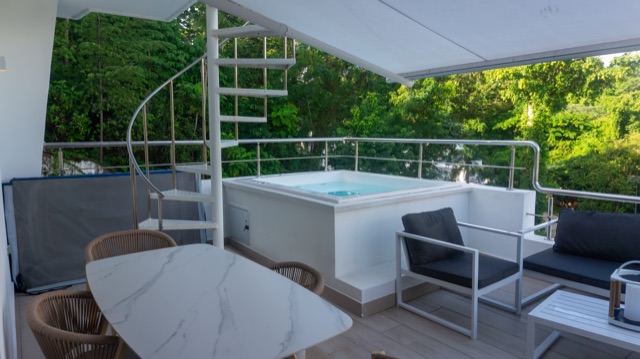 Terraza con jacuzzi del apartamento L4-402