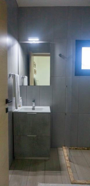 Lavabo y ducha del apartamento L4-402