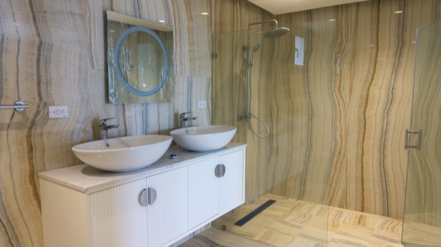 Baño con doble lavabo y ducha de R1-401
