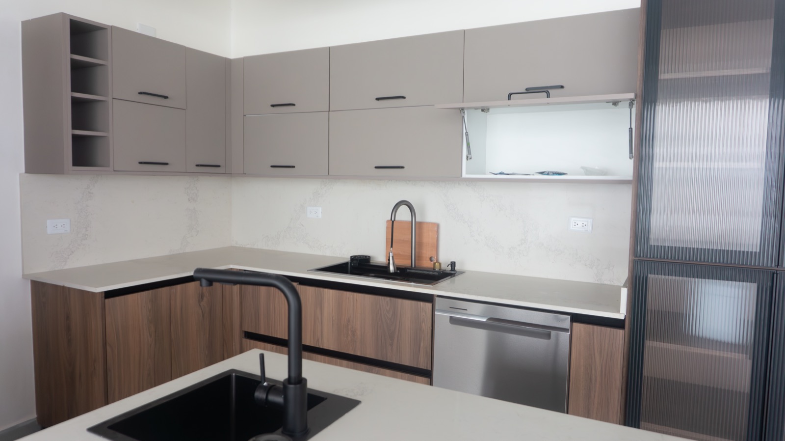 Cocina con isla y gabinetes de R1-401