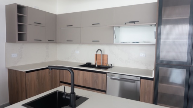 Cocina con isla y gabinetes de R1-401