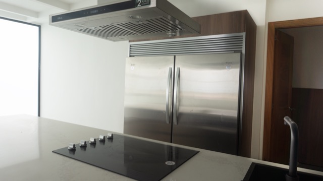 Vista del equipamiento y la isla de cocina de R1-401