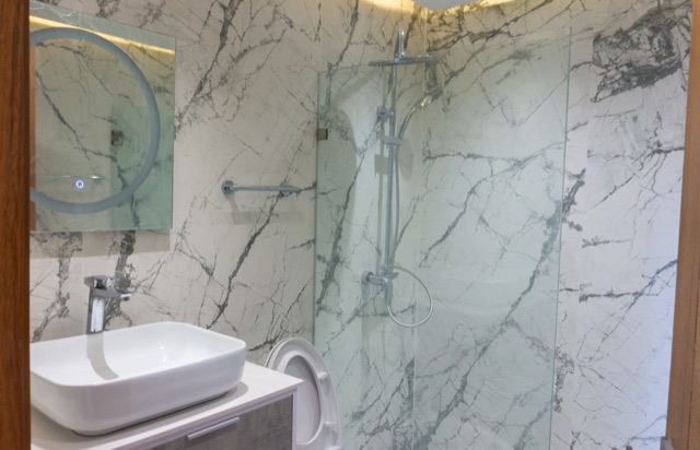 Baño con revestimiento claro de R1-401